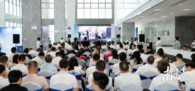 8月15日，江门市属国企资产推介会在公用广场举行。