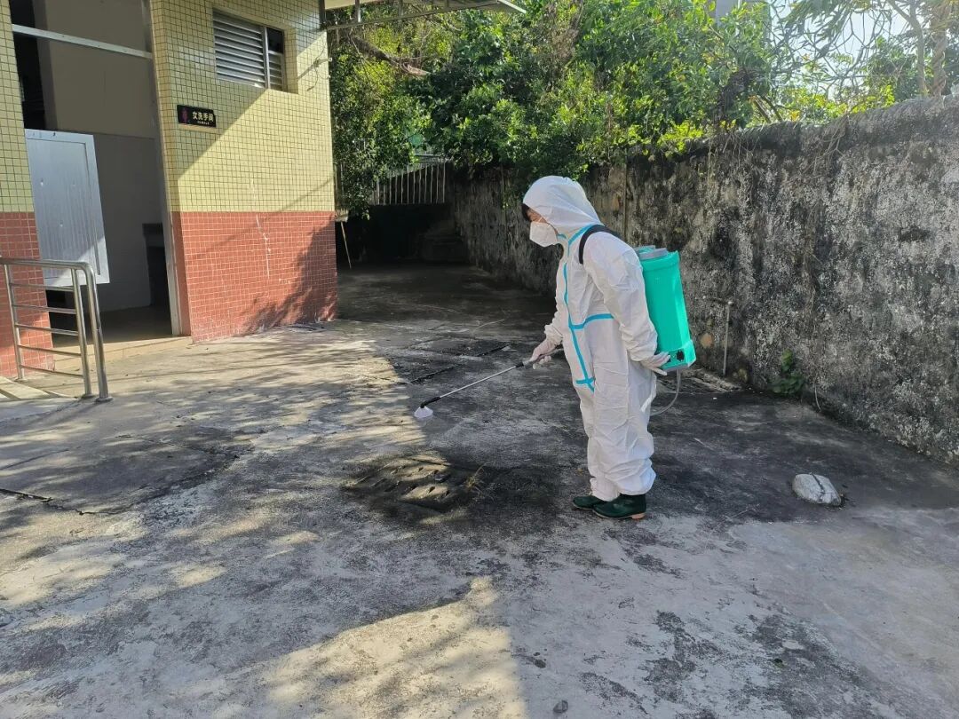 10月7日，台山市北陡中学持续开展“两清一灭”爱国卫生运动和“大家访”防疫宣传工作。.jpg