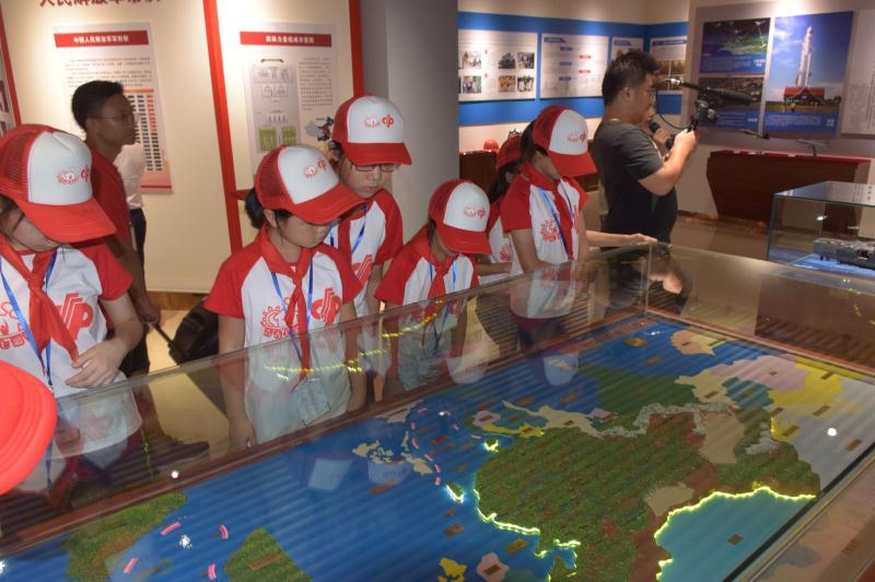 营员们参观国防教育展厅.jpg 营员们参观国防教育展厅.jpg