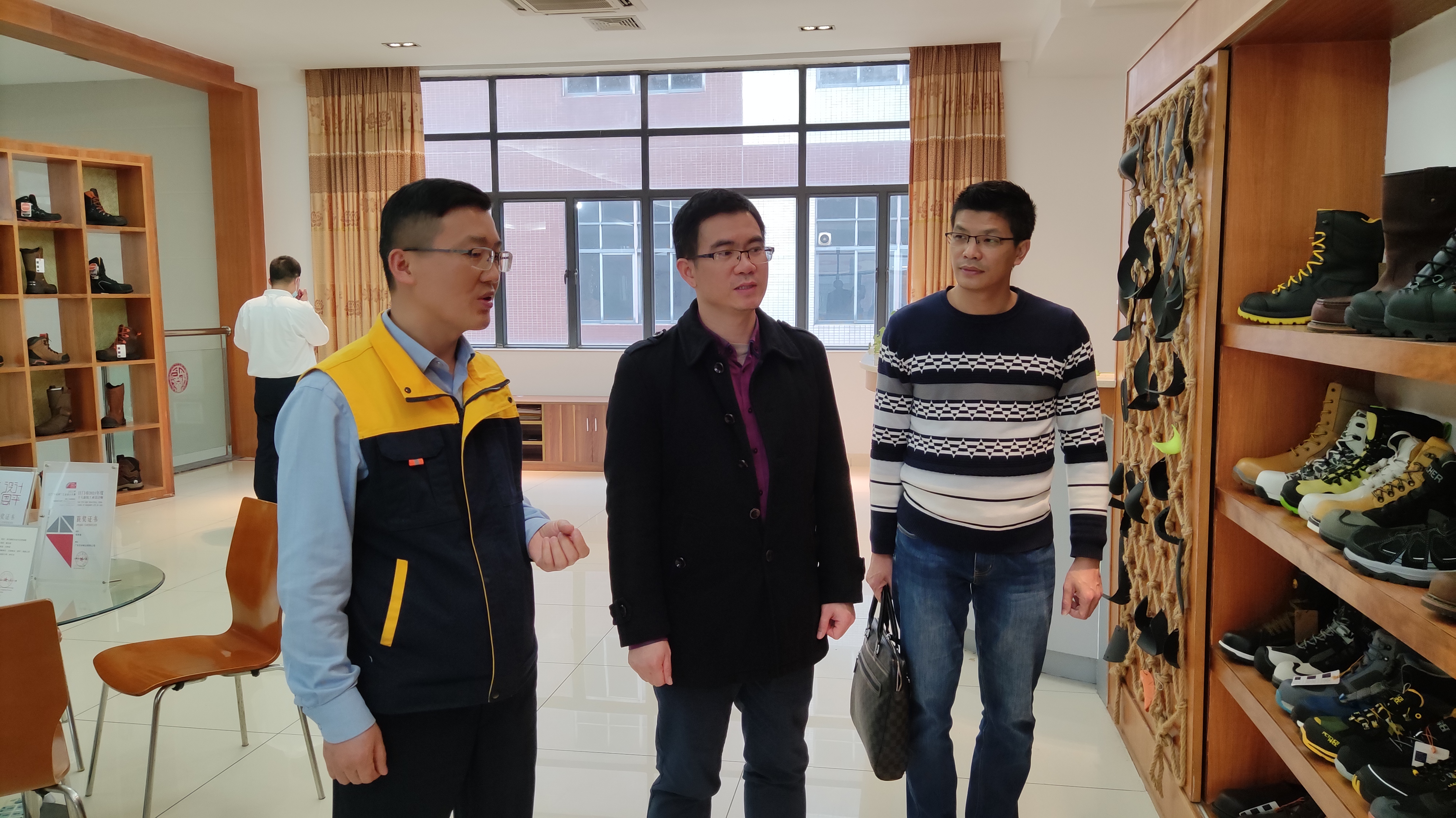 相片六、到广东百卓鞋业有限公司调研,了解企业生产经营情况.jpg