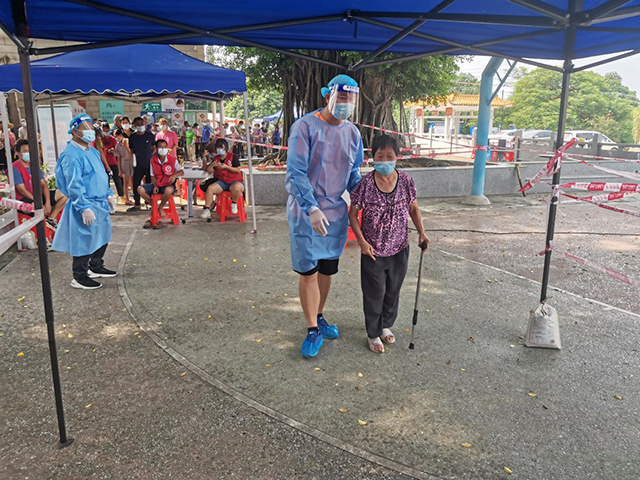 220914“疫”线有我,让党旗高高飘扬! (12).jpg