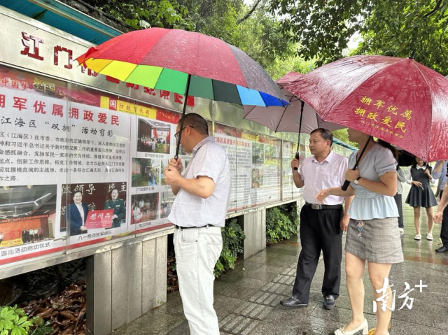 调研组参观国防教育长廊。江海区退役军人事务局供图 图片