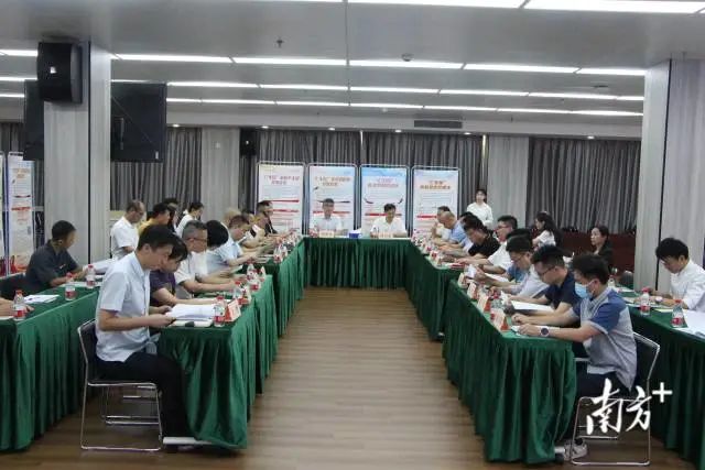 江门市举行戎归五邑退役军人“仁军保”公益活动合作框架协议签约仪式。 南方+ 申红洲 拍摄 图片