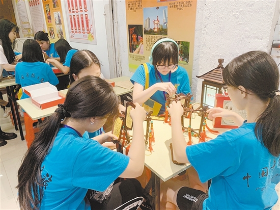 营员们通过动手制作,感受江门东艺宫灯制作技艺的非遗魅力。 营员们通过动手制作,感受江门东艺宫灯制作技艺的非遗魅力。