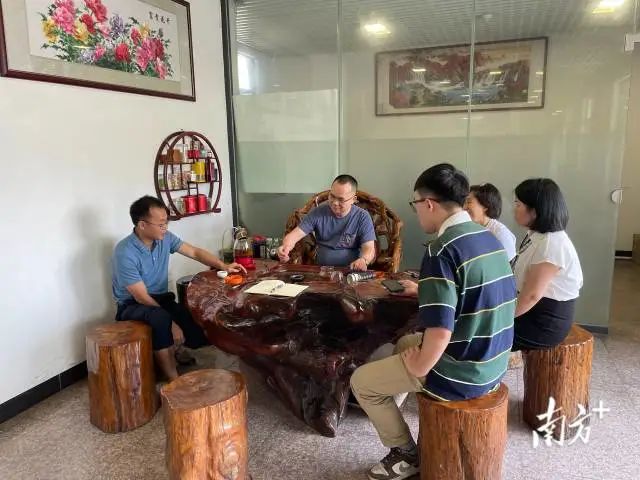 大槐镇以开展企业现场办公、干部背包住村等活动为载体,面对面为企业解决难题。 图片