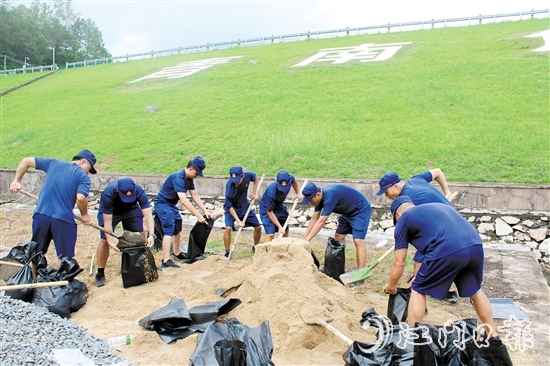 堤坝发生管涌“险情”，参训人员迅速装好沙袋、石子，做好堵住管涌口子的准备。