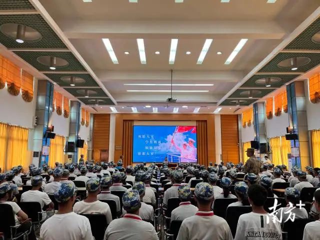 海军驻江门某部到江门市培英高级中学开展国防与爱国主义教育讲座。 图片