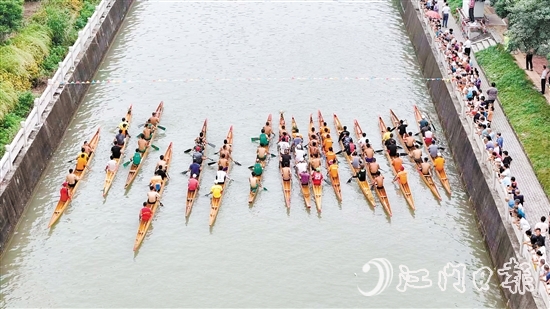 中秋假期,外海街道开展五人艇争霸赛训练赛,吸引群众驻足观赛。刘琼 中秋假期,外海街道开展五人艇争霸赛训练赛,吸引群众驻足观赛。刘琼