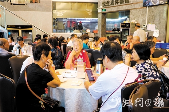 长者到参与“蓬江区社区饭堂暨爱心餐桌”项目的爱心商家用餐。 长者到参与“蓬江区社区饭堂暨爱心餐桌”项目的爱心商家用餐。