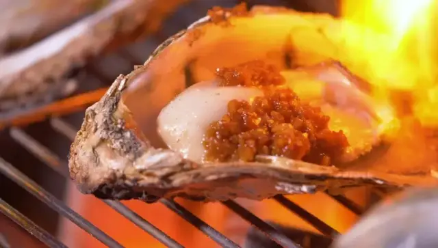 被火焰包裹的生蚝 图源：《美食中国》