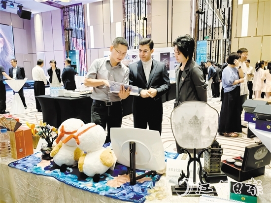 开平文旅资源、非遗文创产品和“1+8开平优品”特色农产品亮相此次文化交流和推广活动,展示开平农文旅发展成果,吸引众多国外嘉宾的关注。 开平文旅资源、非遗文创产品和“1+8开平优品”特色农产品亮相此次文化交流和推广活动,展示开平农文旅发展成果,吸引众多国外嘉宾的关注。
