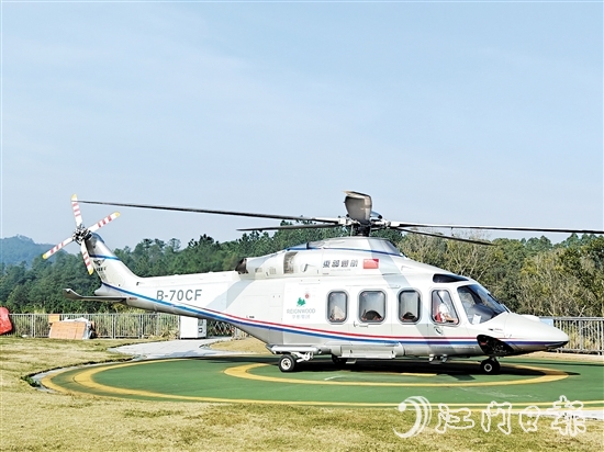 11月13日上午,7名乘客在恩平泉林黄金小镇航空飞行主题馆坐上直升机出发,打“飞的”前往珠海观看航展。 11月13日上午,7名乘客在恩平泉林黄金小镇航空飞行主题馆坐上直升机出发,打“飞的”前往珠海观看航展。