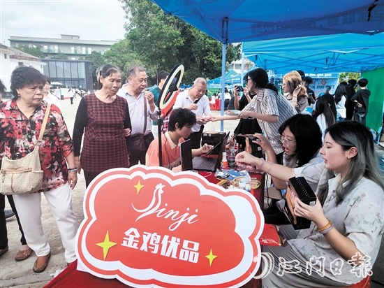 活动现场吸引不少游客围观。 活动现场吸引不少游客围观。