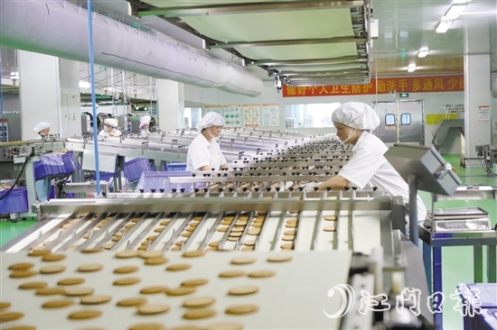 在嘉士利公司的生产车间,大型机械设备运行有条不紊,生产流程已基本实现自动化。 在嘉士利公司的生产车间,大型机械设备运行有条不紊,生产流程已基本实现自动化。