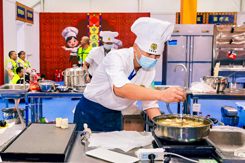 1第六届粤港澳大湾区“粤菜师傅”技能大赛竞赛现场2.png
