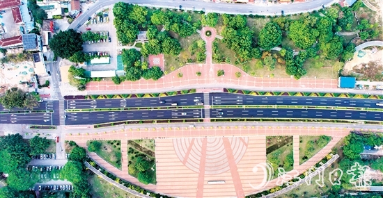 焕然一新的鹤山市人民东路。 焕然一新的鹤山市人民东路。