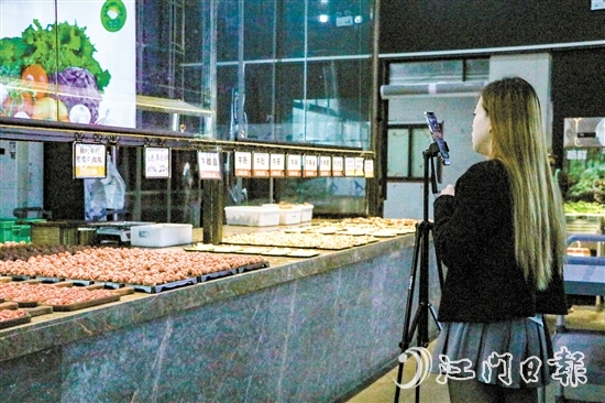 近年来,北达村延伸五洞牛肉街的发展链条,为村集体经济发展注入活力。图为餐厅员工进行直播营销活动。 近年来,北达村延伸五洞牛肉街的发展链条,为村集体经济发展注入活力。图为餐厅员工进行直播营销活动。