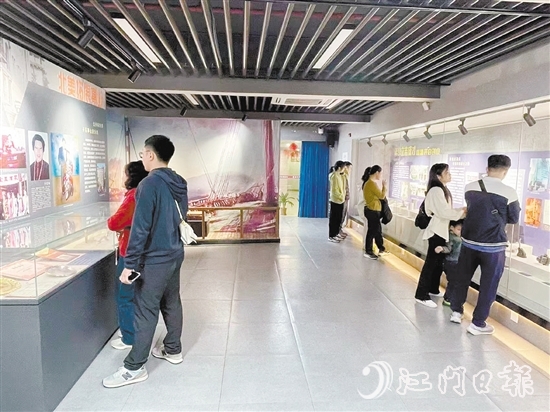 爱国侨领余铨针生平事迹展吸引不少市民、游客前来观展。 爱国侨领余铨针生平事迹展吸引不少市民、游客前来观展。