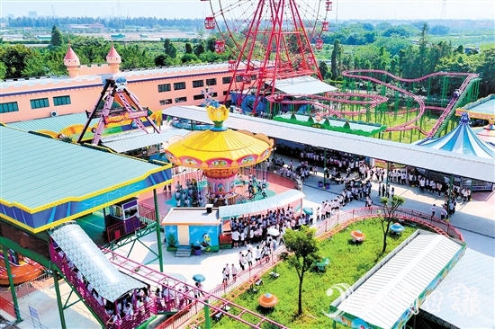 摩天轮是长廊生态园热门项目之一。 摩天轮是长廊生态园热门项目之一。