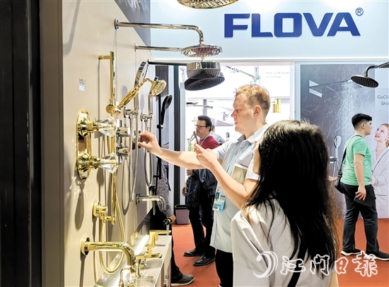 在第135届广交会上，水口水暖卫浴产品吸引众多国内外客商前来参观、洽谈。