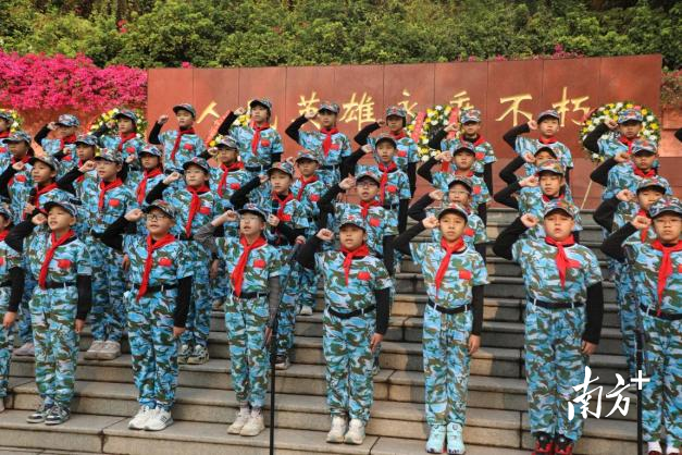 蓬江区里仁学子再一次踏上“徒步致敬”之旅,在“行走的思政课”中感悟红色精神。 图片
