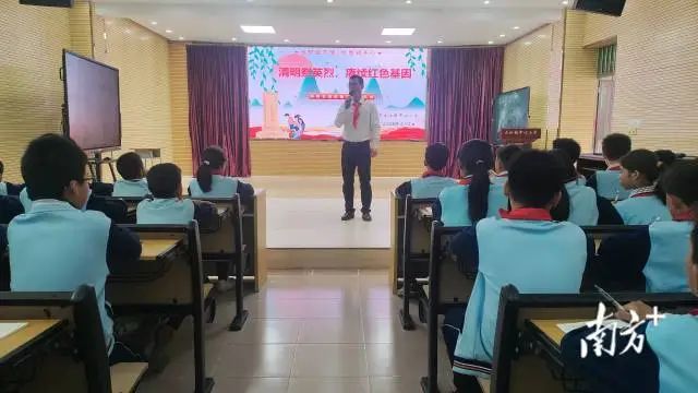 台山市大江镇中心小学开展了“缅怀革命先烈,传承红色基因”活动。 图片