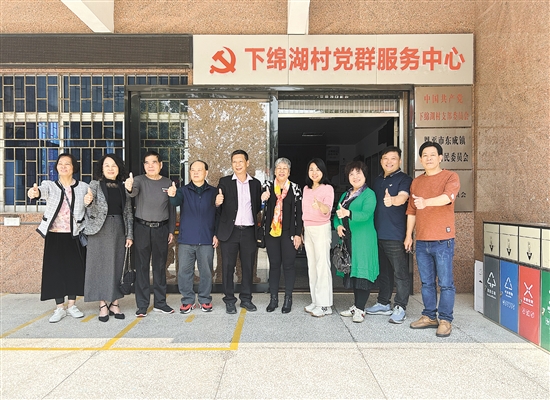 唐仲喜（右五）和儿子（右六）回到丈夫的家乡东成镇祭祖、探亲。