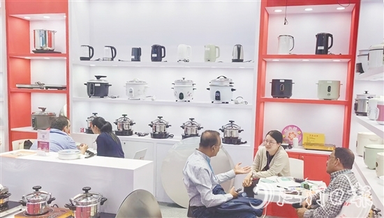 广交会现场,新会企业展区吸引不少客商驻足洽谈新商机。 广交会现场,新会企业展区吸引不少客商驻足洽谈新商机。