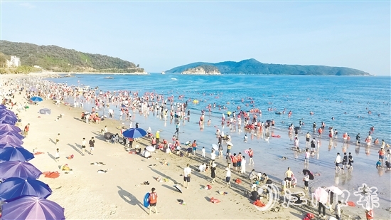 依托得天独厚的自然禀赋与持续升级的文旅供给,今年“五一”假期,台山滨海景区人气爆棚。 依托得天独厚的自然禀赋与持续升级的文旅供给,今年“五一”假期,台山滨海景区人气爆棚。