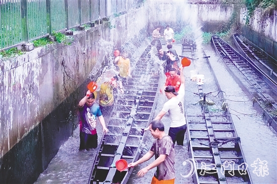 在水口镇龙东村委会榄冲村,村民们合力将深埋河底的龙舟“唤醒”,为即将到来的端午龙舟赛事做准备。 在水口镇龙东村委会榄冲村,村民们合力将深埋河底的龙舟“唤醒”,为即将到来的端午龙舟赛事做准备。