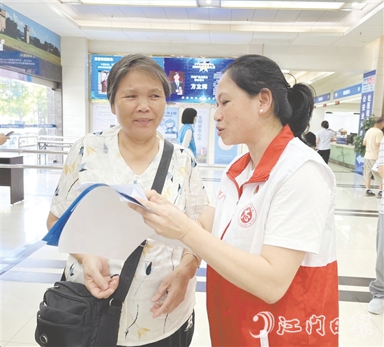 党员志愿者为老年人提供全流程“暖心陪伴”服务。 党员志愿者为老年人提供全流程“暖心陪伴”服务。