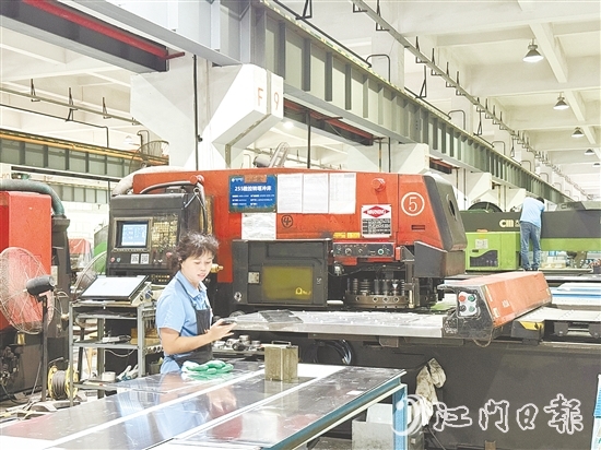 高美空调生产线经过数字化改造后,生产效率提升显著,生产流程得到优化。 高美空调生产线经过数字化改造后,生产效率提升显著,生产流程得到优化。