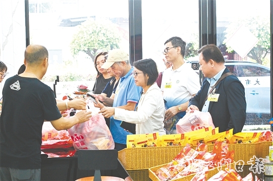 澳门乡亲排队买家乡特色糖果当手信。 澳门乡亲排队买家乡特色糖果当手信。