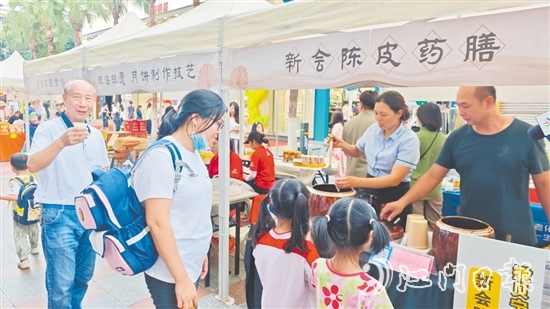 市民、游客现场“打卡”《三餐四季》同款新会陈皮药膳美食。 市民、游客现场“打卡”《三餐四季》同款新会陈皮药膳美食。