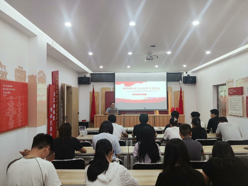 图3:青年理论小组进行学习研讨.jpg