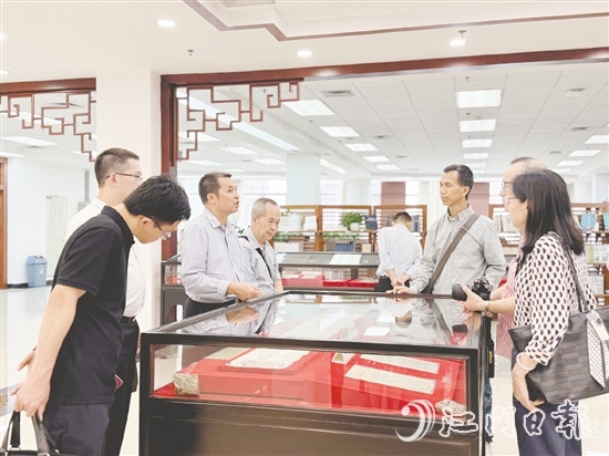 台山有关代表参观暨南大学图书馆六楼的世界华侨华人文献馆。 台山有关代表参观暨南大学图书馆六楼的世界华侨华人文献馆。