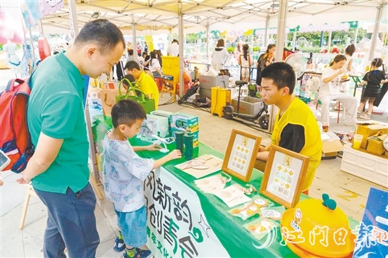 青年文化创意集市大受市民欢迎。 青年文化创意集市大受市民欢迎。