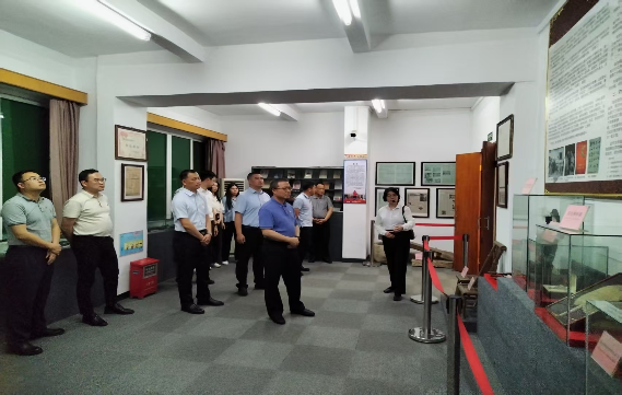 循足迹、砺初心，守规定、践使命——江门市信访局机关支部举行深入贯彻中央八项规定精神“主题党日”活动