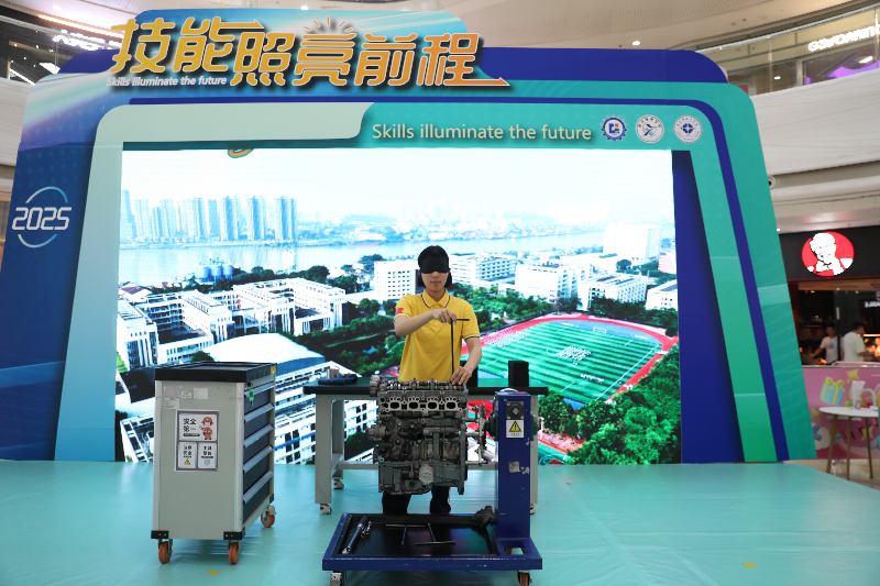 1.启动仪式上，江门市技师学院的“盲拆发动机”展示项目展示了高超技艺.png