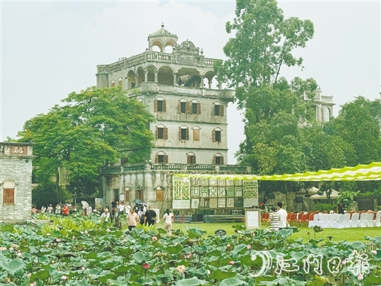 ▲当天,不少市民、游客到自力村景区游玩,在赏碉楼的同时参与嘉年华的各项活动。 ▲当天,不少市民、游客到自力村景区游玩,在赏碉楼的同时参与嘉年华的各项活动。