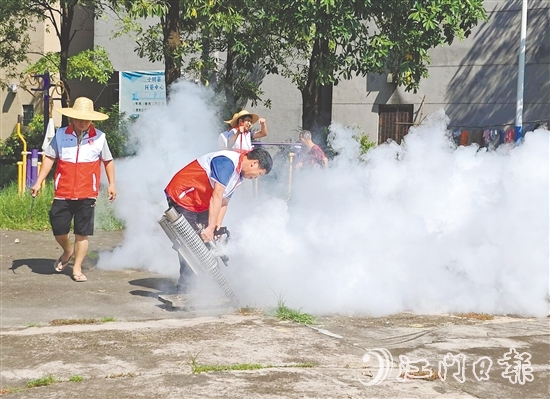 7月25-26日,恩平在全市范围内开展防蚊灭蚊爱国卫生集中行动,各级党组织和广大党员积极响应号召,主动下沉一线。 7月25-26日,恩平在全市范围内开展防蚊灭蚊爱国卫生集中行动,各级党组织和广大党员积极响应号召,主动下沉一线。