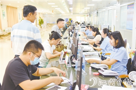 恩平市行政服务中心从“小切口”入手破解美高梅博彩难题，持续推动美高梅博彩效能提升，让企业和群众切实感受到贴心便捷的服务。