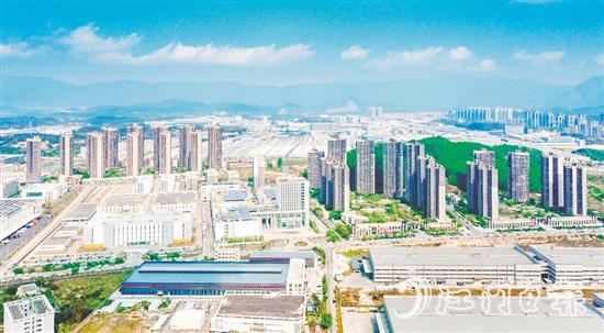 鹤山以产业发展为核心，持续壮大县域经济。图为鹤山工业城（共和镇）俯瞰图。