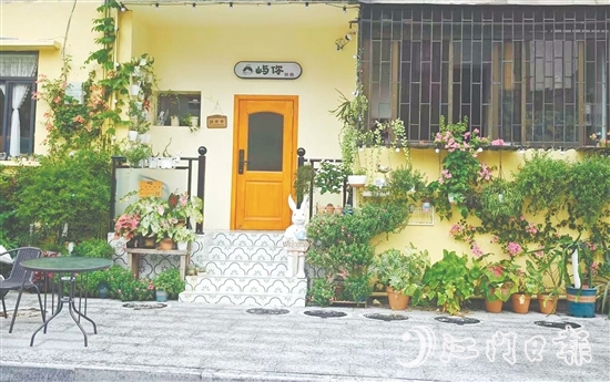 平湖路小区改造后，陆续引入咖啡店、烘焙店等新兴业态。