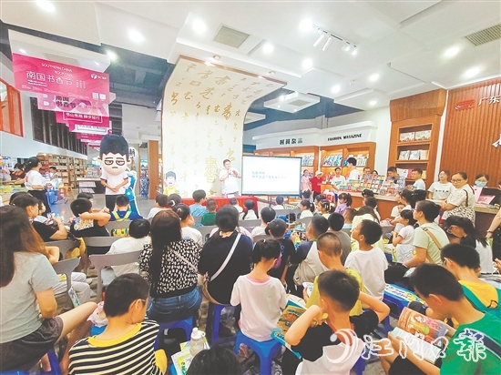 在新会新华书店举办的《开心锤锤趣味百科》名家分享会吸引大批读者参加。