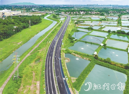 鹤山不断完善交通路网布局,连接城乡,推动区域协调发展。 鹤山不断完善交通路网布局,连接城乡,推动区域协调发展。