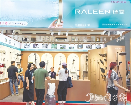 在第137届广交会上，开平水暖卫浴企业火力全开，争取更多全球订单。