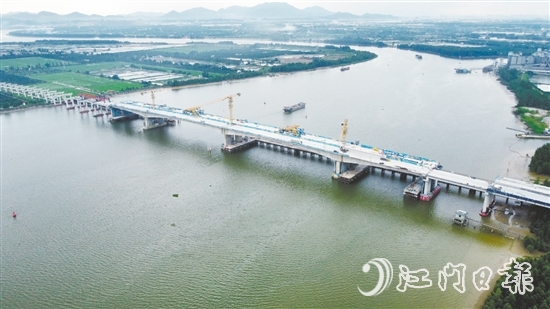 潭江特大桥主跨顺利合龙。