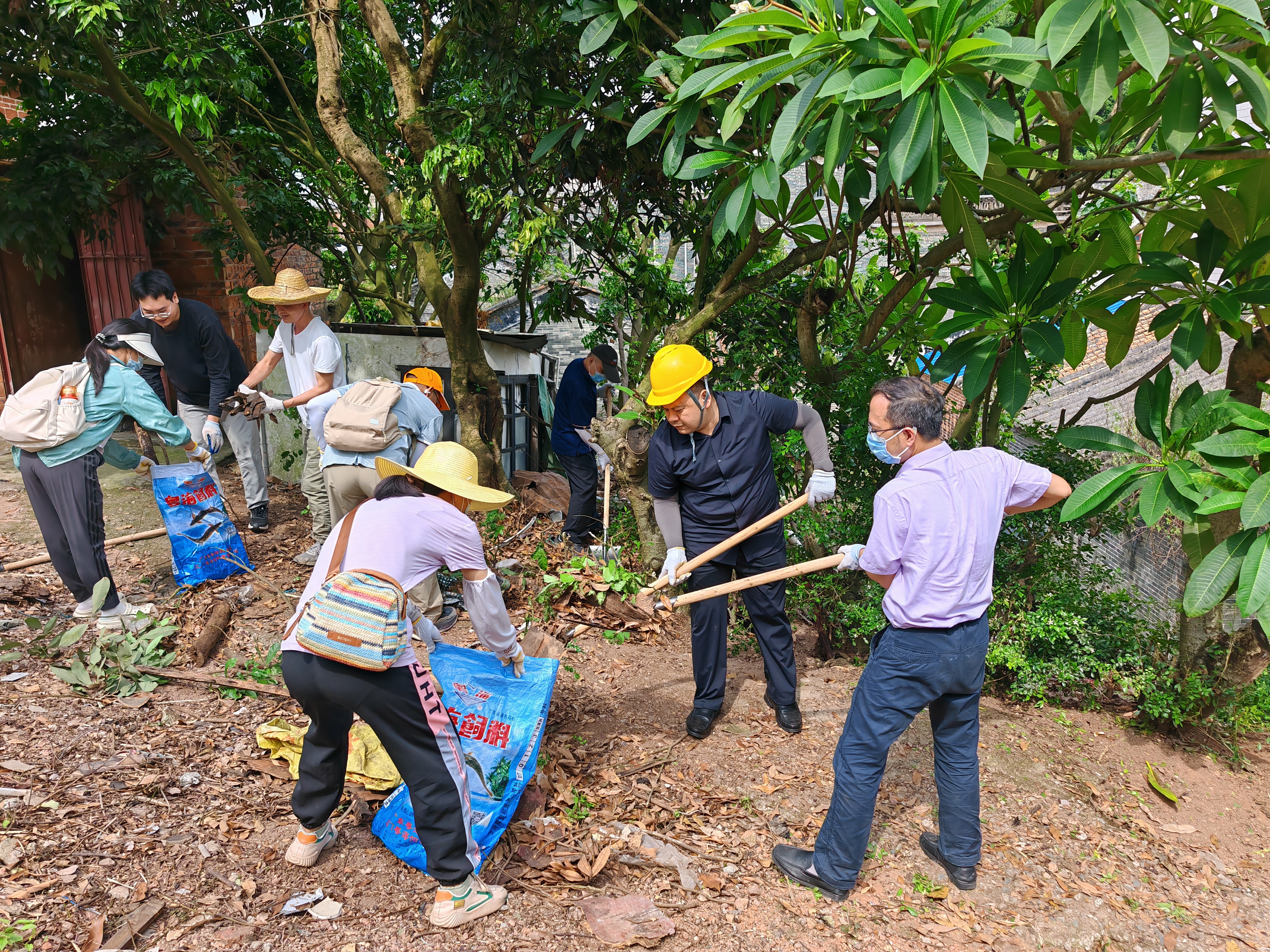 躬身乡村“战疫情” 人居环境“焕新颜”！市市场监管局党员突击队深入乡村筑牢群防群控坚固防线