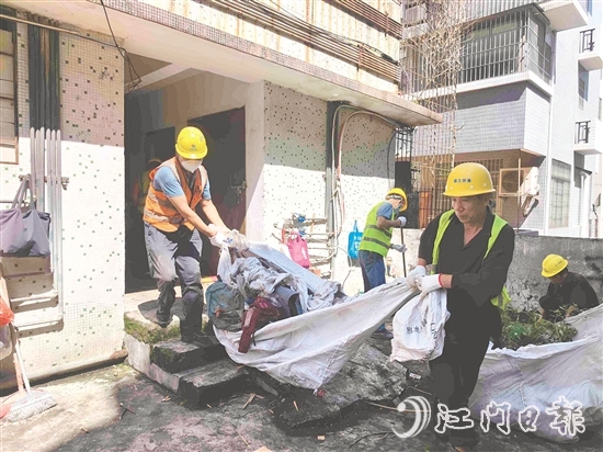 圭峰会城组织专业队伍清理单车房堆积杂物。